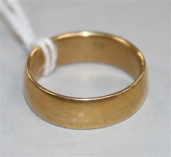 An 18ct gold wedding band, size P.